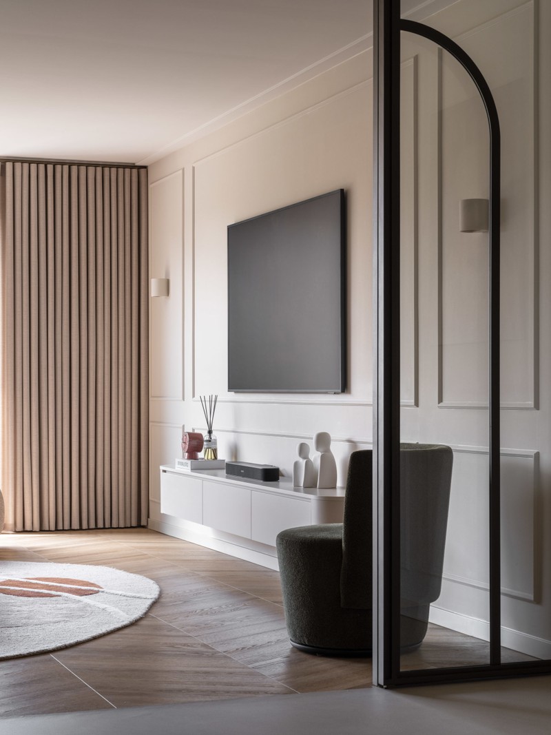 Een warm interieur met zachte vormen en kleurrijke accenten
